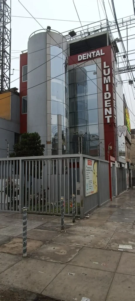 Clinica de Especialidades Dentales Lumident en Los Olivos, Lima