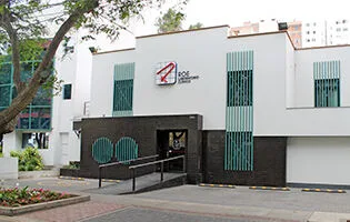Centro de Vacunacion de Laboratorios Roe en San Isidro, Lima