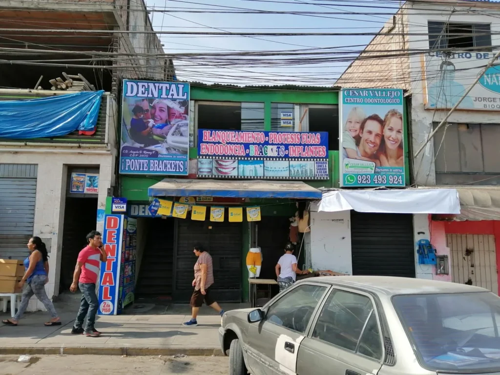 Consultorio Odontologico Cesar Vallejo del Dr. Angelo Rimay en Villa El Salvador, Lima